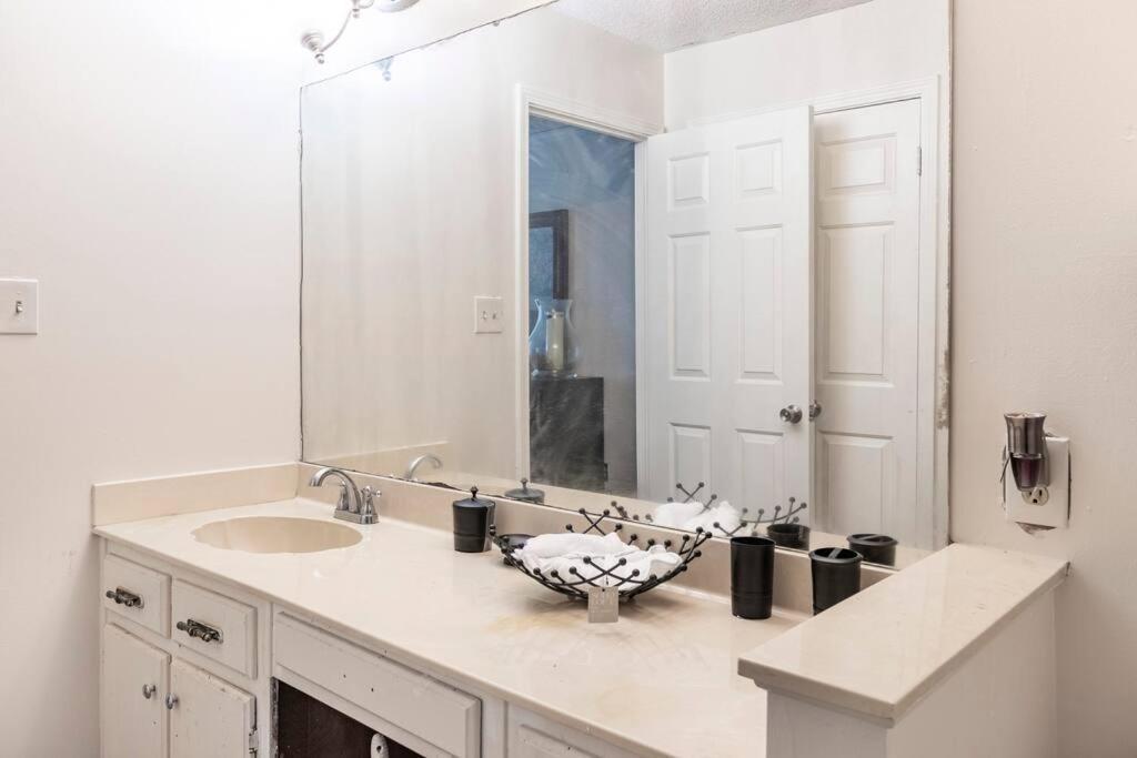 Trendy 2br 2ba Oasis W/ Loft, Away From Home!