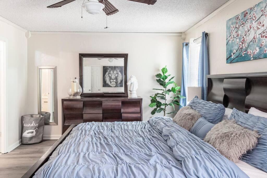 Trendy 2br 2ba Oasis W/ Loft, Away From Home! *
