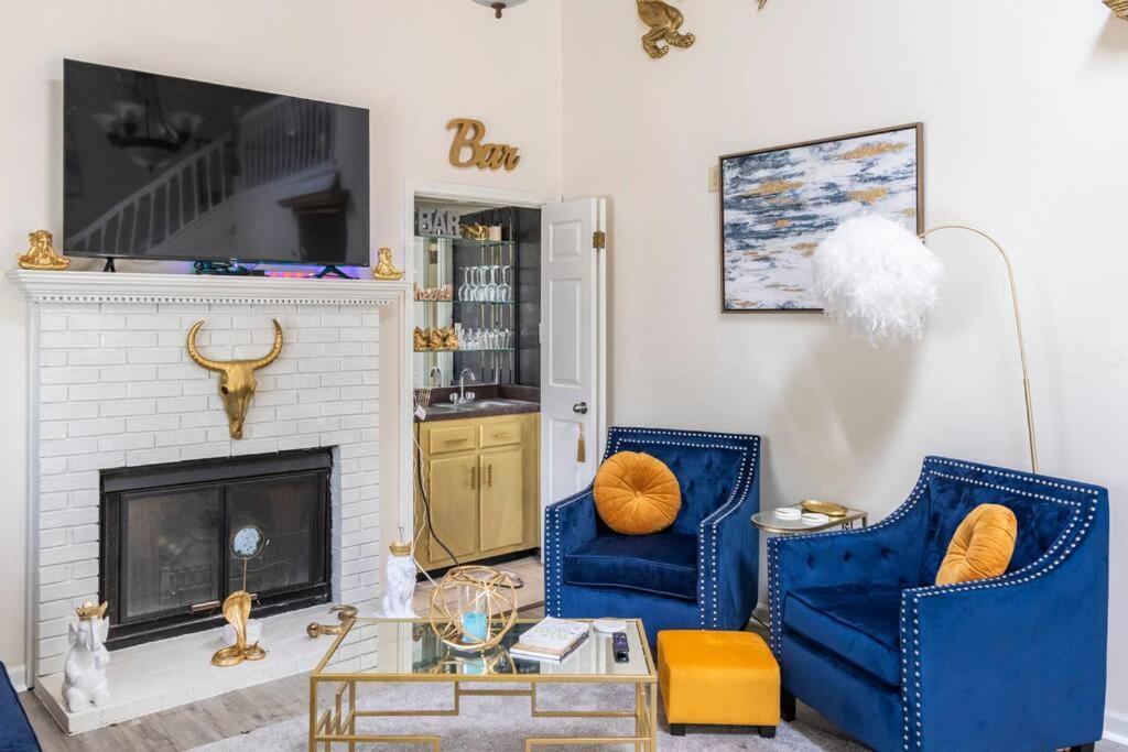 Trendy 2br 2ba Oasis W/ Loft, Away From Home!
