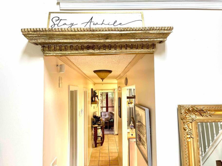 Trendy 2br 2ba Oasis W/ Loft, Away From Home! Apartment *