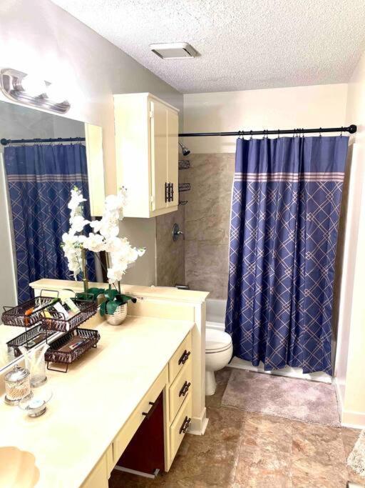 Trendy 2br 2ba Oasis W/ Loft, Away From Home! Apartment *