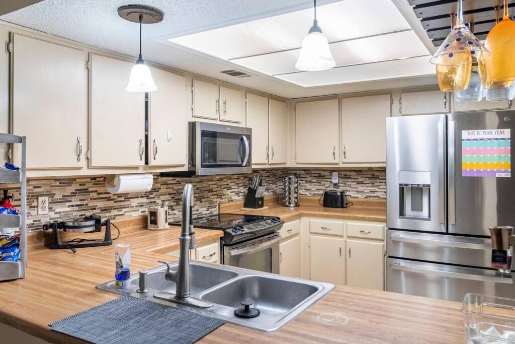Trendy 2br 2ba Oasis W/ Loft, Away From Home! Apartment